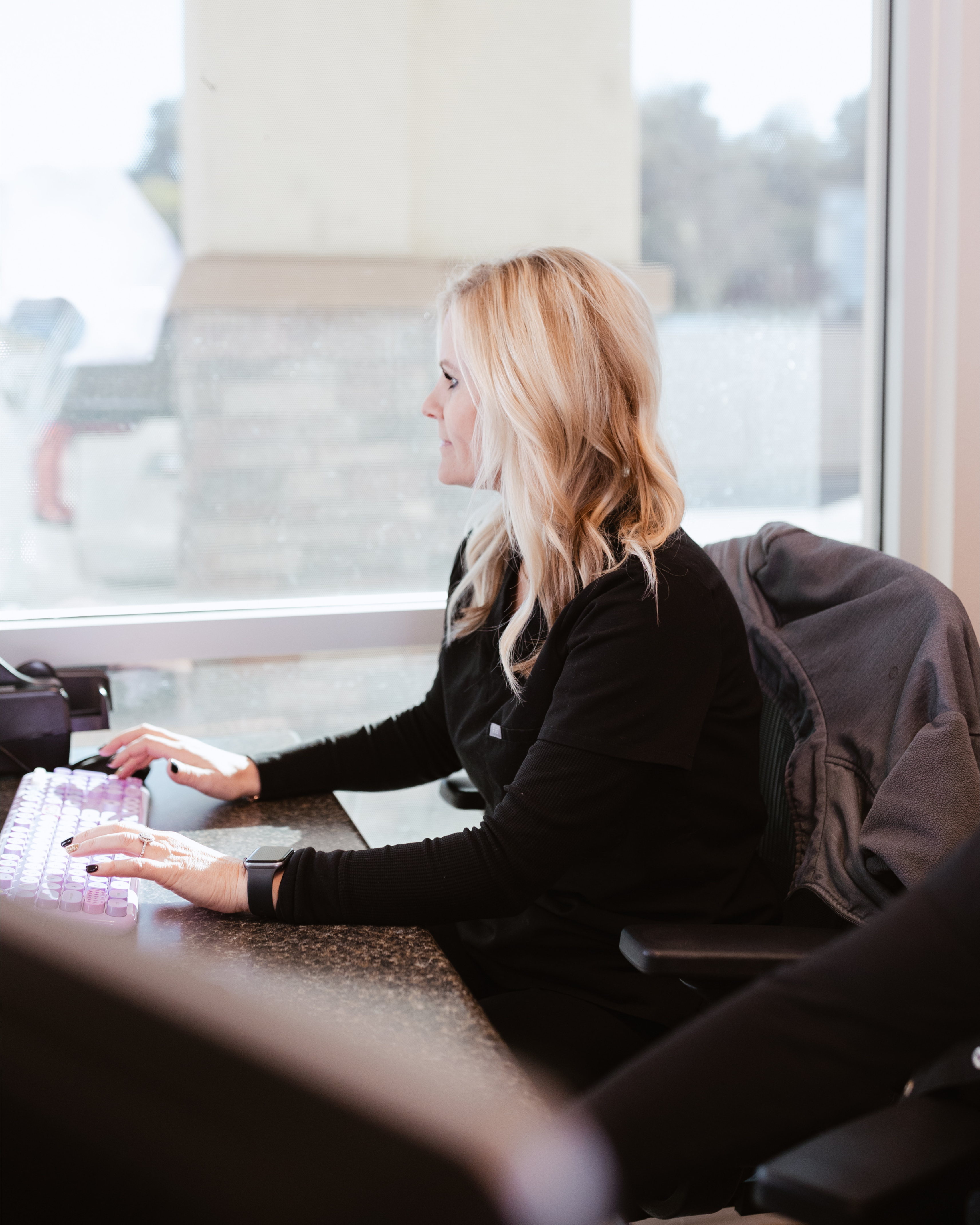 Front desk team member at Centerpoint Dental working at a computer, helping patients schedule appointments with ease and flexibility.